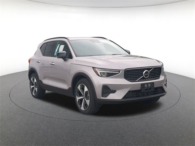 2026 Volvo XC40 Core photo 3