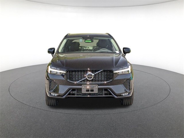 2025 Volvo XC60 B5 photo 2