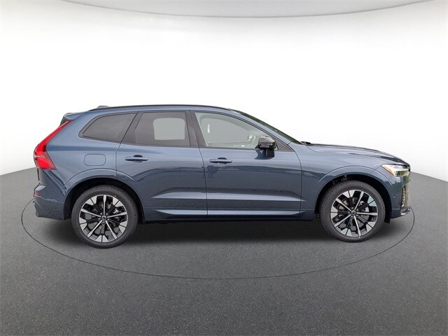 2026 Volvo XC60 B5 Plus photo 4
