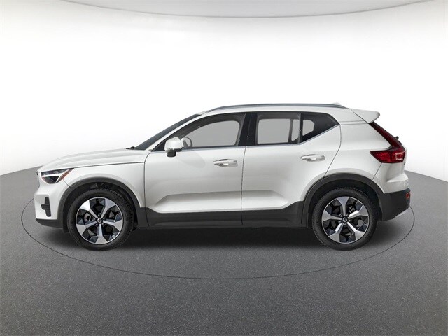 2026 Volvo XC40 photo 2