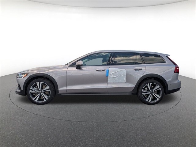 2026 Volvo V60 Cross Country B5 Plus photo 2