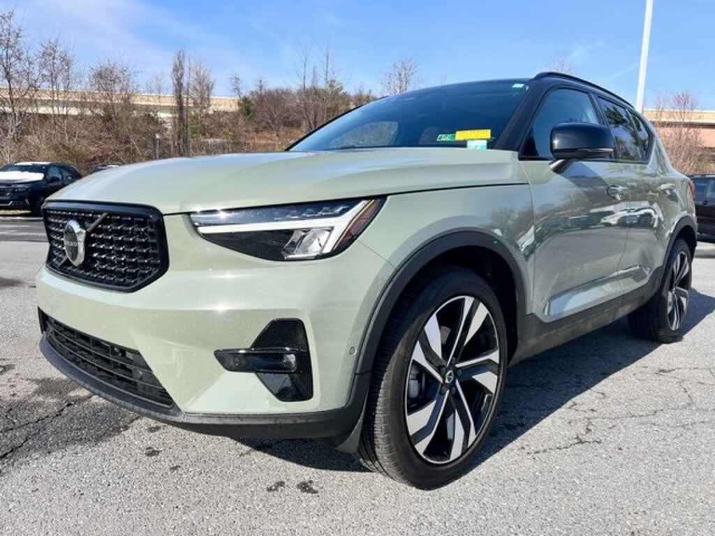 Used 2023 Volvo XC40 B5 AWD Plus Dark SUV