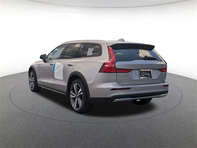2026 Volvo V60 Cross Country B5 Plus photo 3