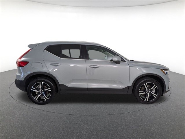 2025 Volvo XC40 Core photo 4