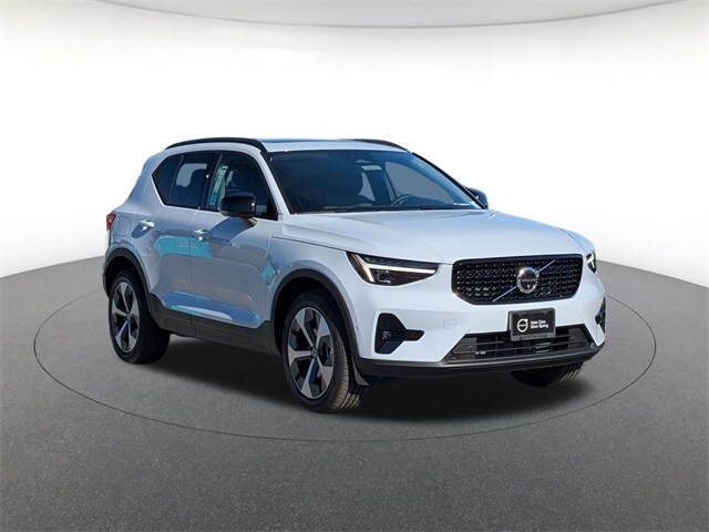 2026 Volvo XC40 Plus photo 3