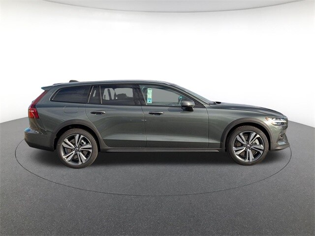 2026 Volvo V60 Cross Country B5 Plus photo 2