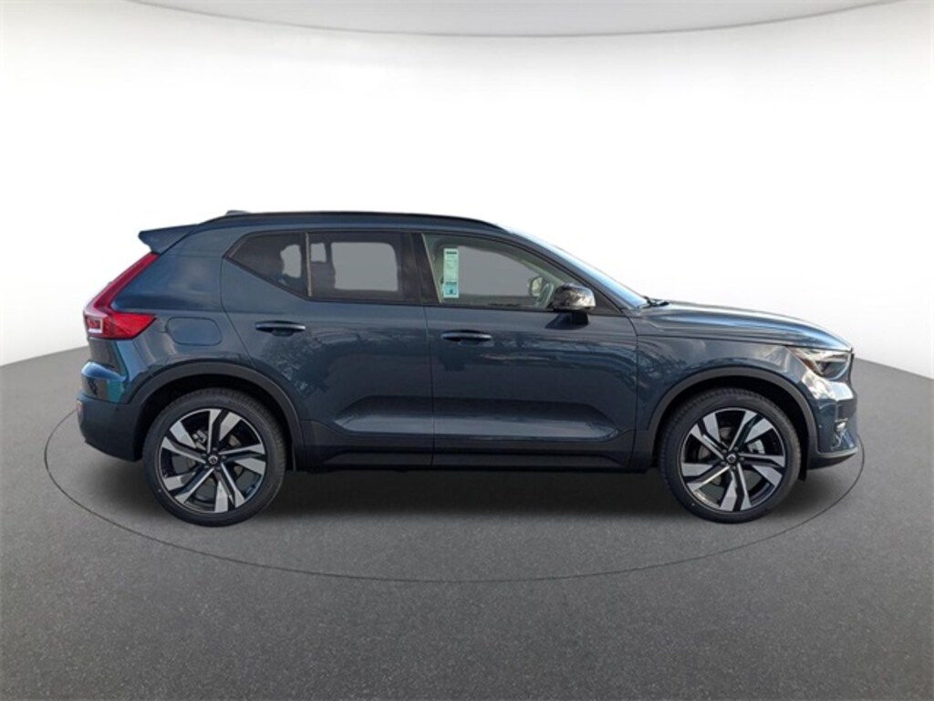 New 2026 Volvo XC40 B5 Ultra SUV