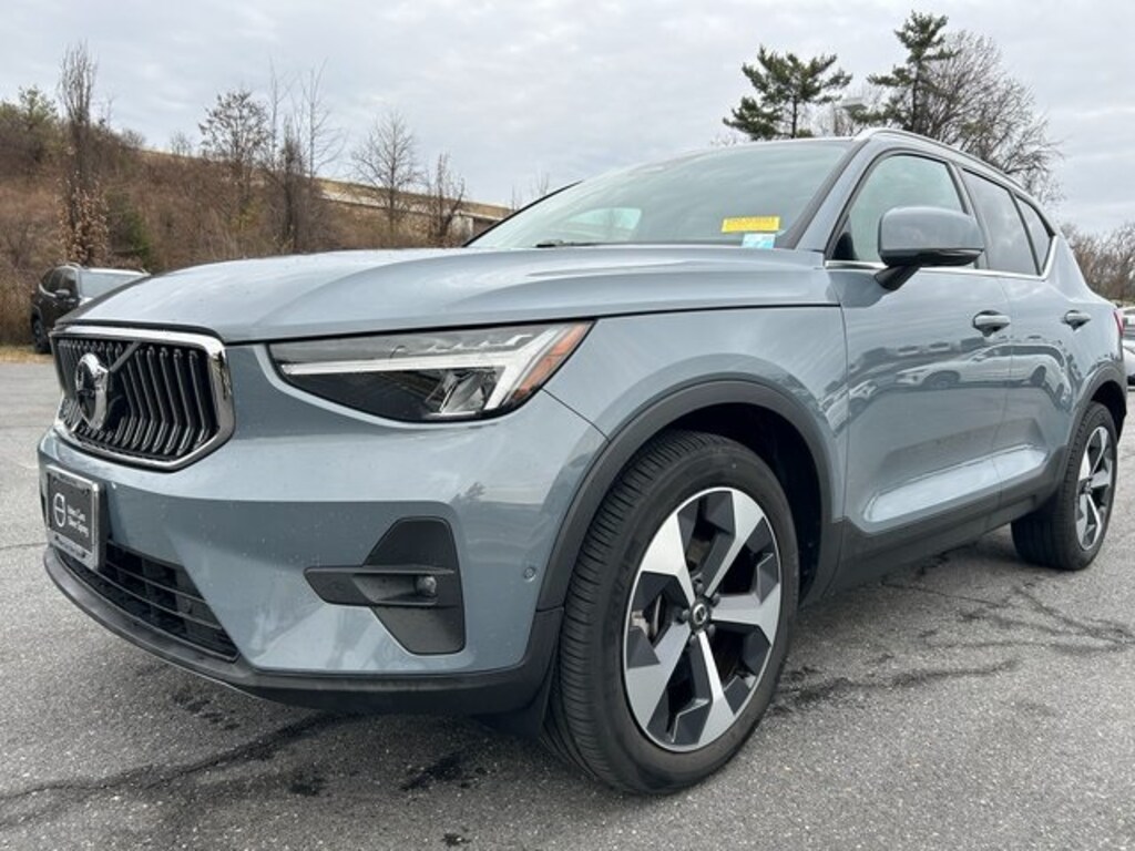 Used 2023 Volvo XC40 B5 AWD Plus Bright SUV