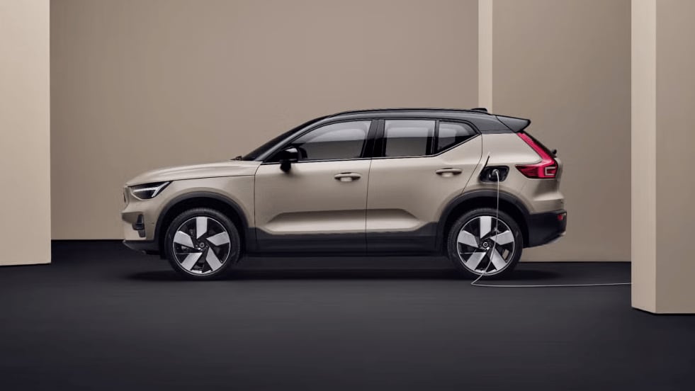 2025%20Volvo%20EX40%20-%20charging.png