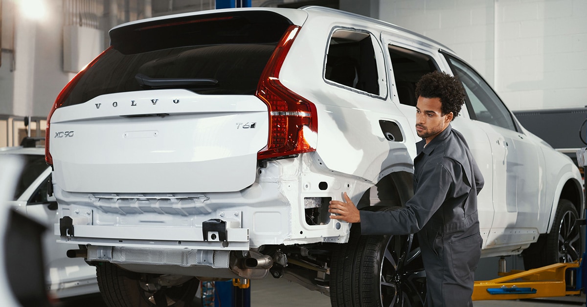 Volvo_Service_ServiceBay.jpg