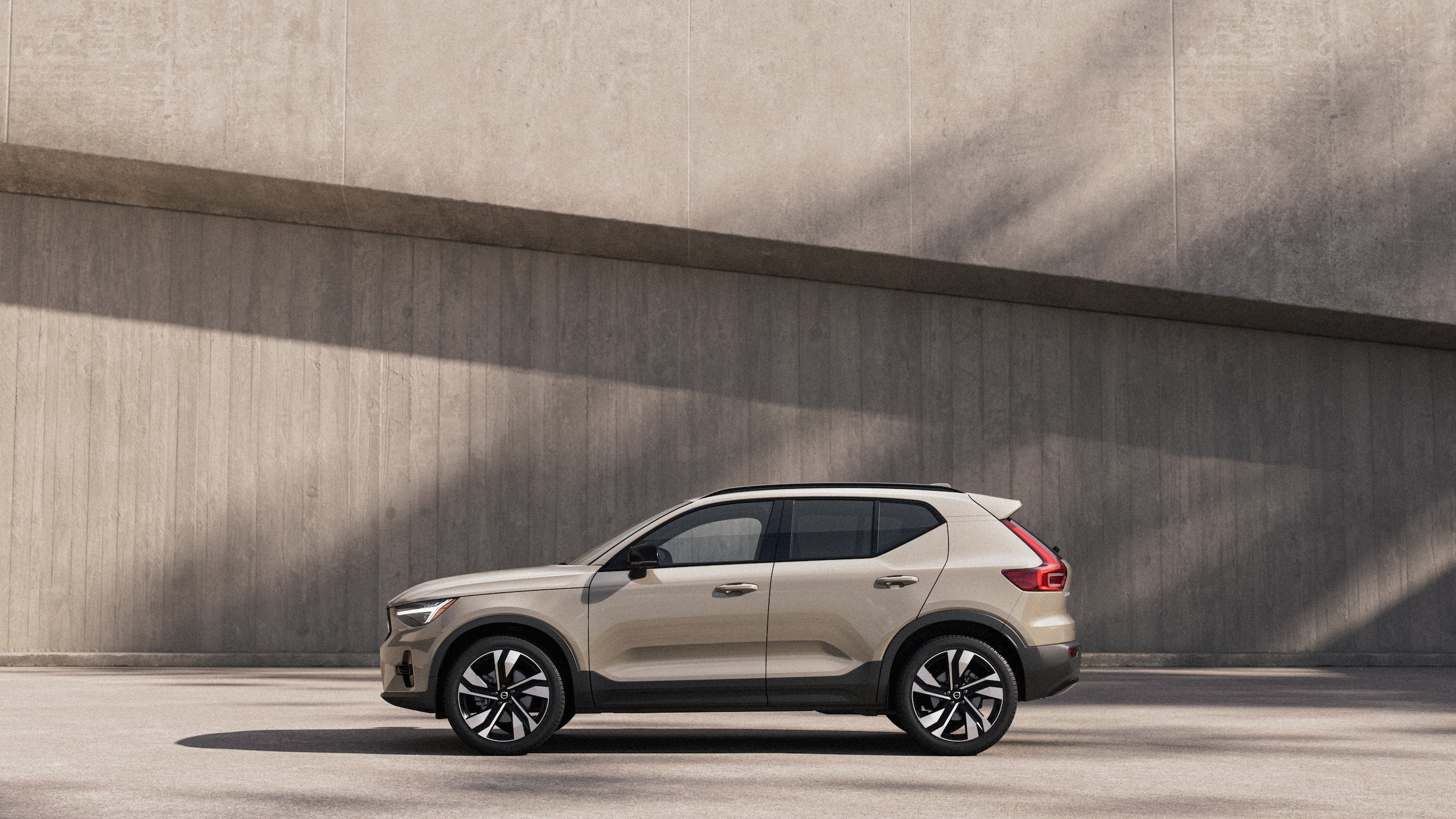 2026-Volvo-XC40-Exterior-SideView.jpeg