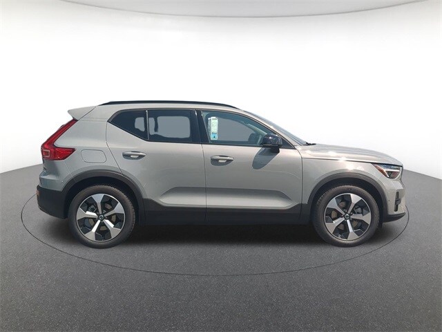 2026 Volvo XC40 Plus photo 4