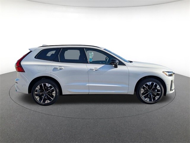 2026 Volvo XC60 B5 Plus photo 4