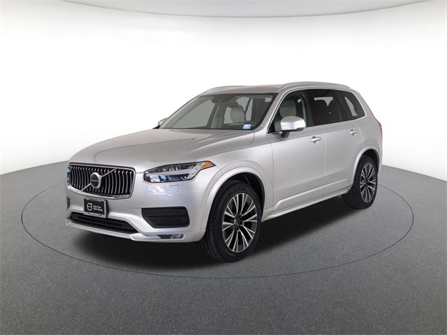 2022 Volvo XC90 Momentum's photo