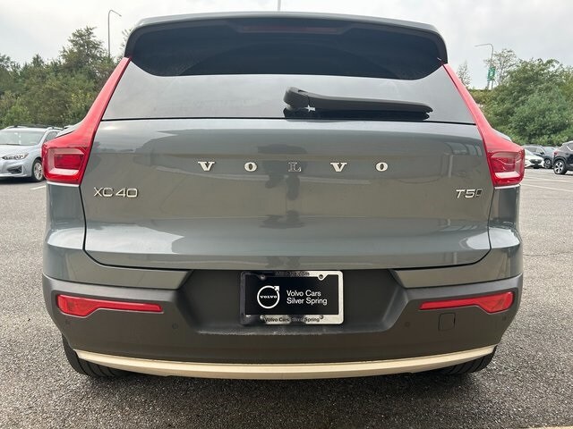 2020 Volvo XC40 T5 Momentum photo 2