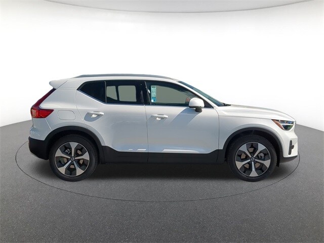 2025 Volvo XC40 Core photo 4