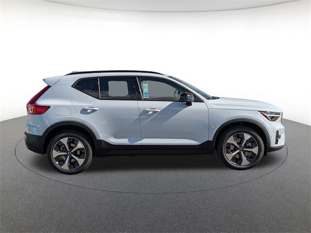 2026 Volvo XC40 Plus photo 4