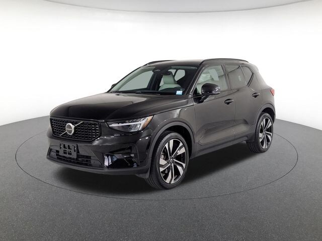 2024 Volvo XC40 B5 Plus Dark SUV
