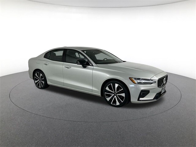 2022 Volvo S60 Inscription R-Design Expression T8 Momentum B5 photo 3