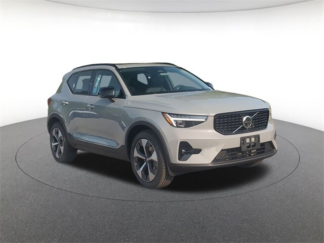 2026 Volvo XC40 Plus photo 3