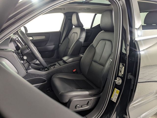 2025 Volvo XC40 Core - Photo 9