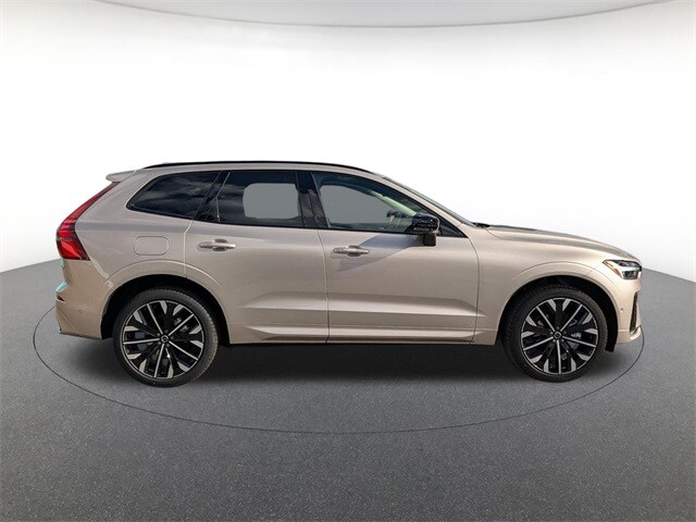 2026 Volvo XC60 B5 photo 4