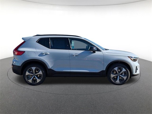 2026 Volvo XC40 Plus photo 4