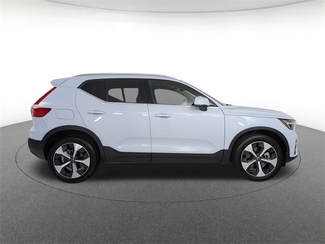 2025 Volvo XC40 Plus photo 4