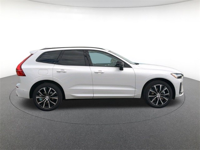 2025 Volvo XC60 B5 Plus photo 4