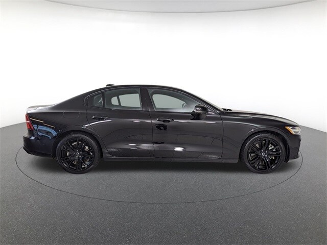 2024 Volvo S60 T8 Plus Black Edition photo 2