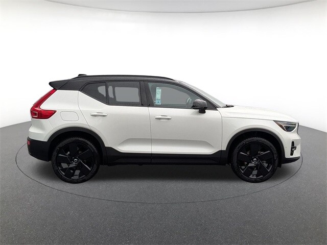 2026 Volvo XC40 photo 4