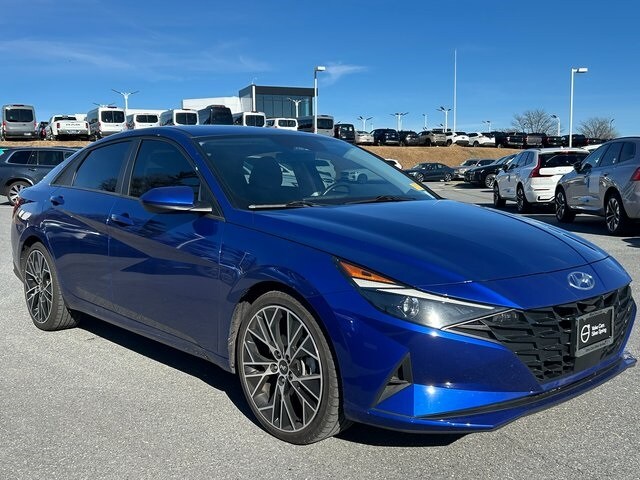 2023 Hyundai Elantra SEL photo 2