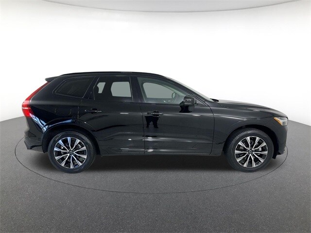 2025 Volvo XC60 B5 Core photo 3