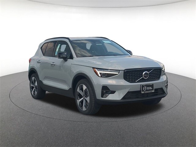 2026 Volvo XC40 Plus photo 3