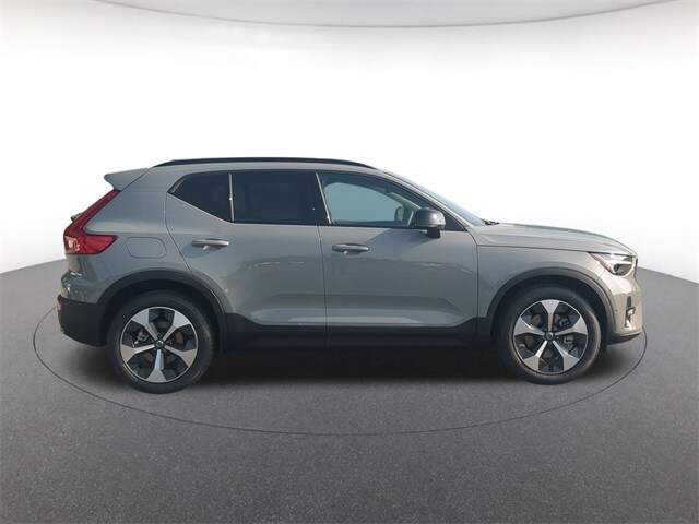 2026 Volvo XC40 Plus photo 4