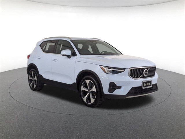 2025 Volvo XC40 Plus photo 3