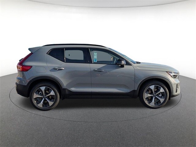 2026 Volvo XC40 Plus photo 4