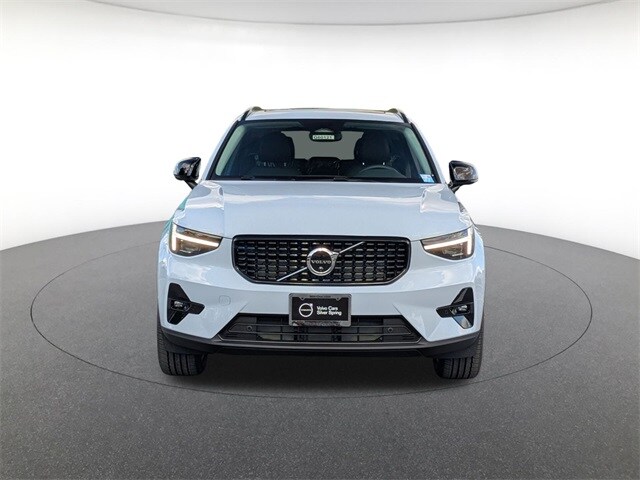 2026 Volvo XC40 Plus photo 2