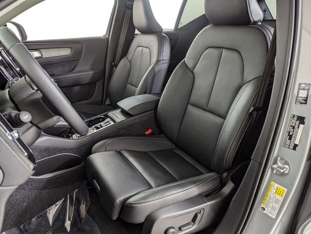 2026 Volvo XC40 Plus - Photo 9
