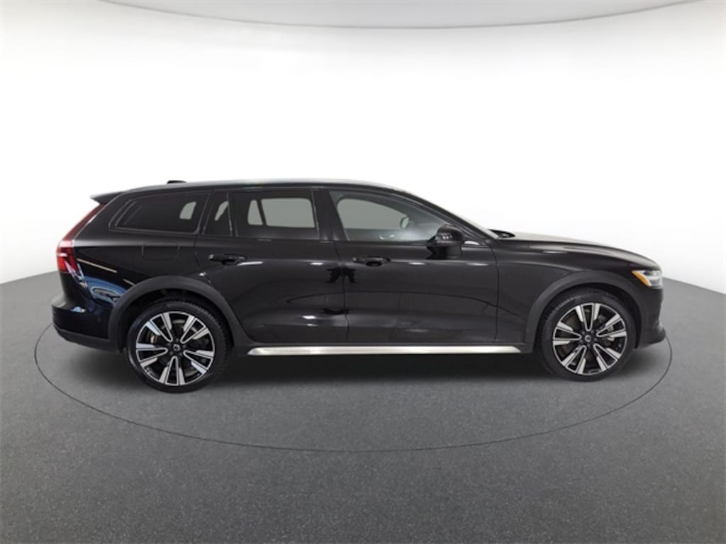 Certified 2023 Volvo V60 Cross Country B5 AWD Ultimate Wagon