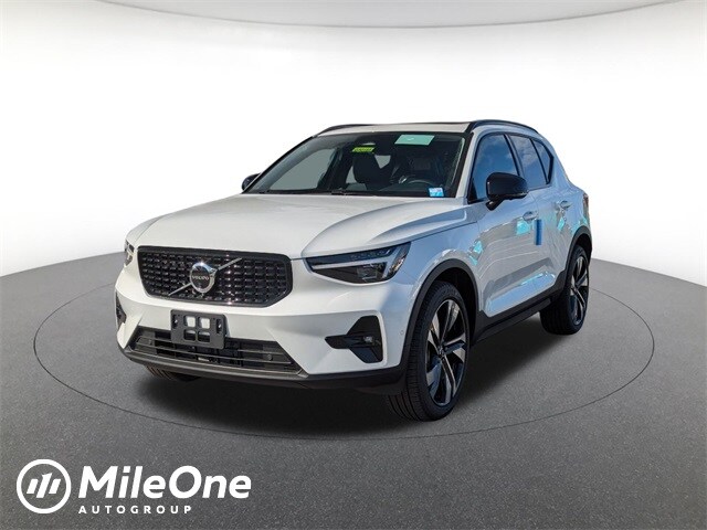 2025 Volvo XC40 B5 Plus Dark Theme SUV
