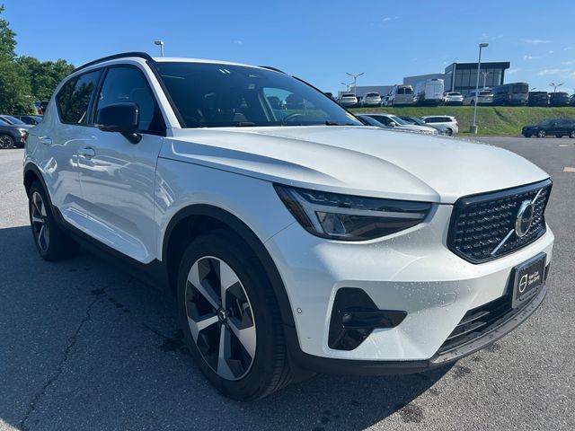 2025 Volvo XC40 B5 Plus Dark AWD's photo