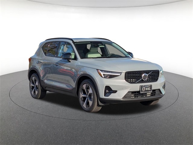 2026 Volvo XC40 Plus photo 3