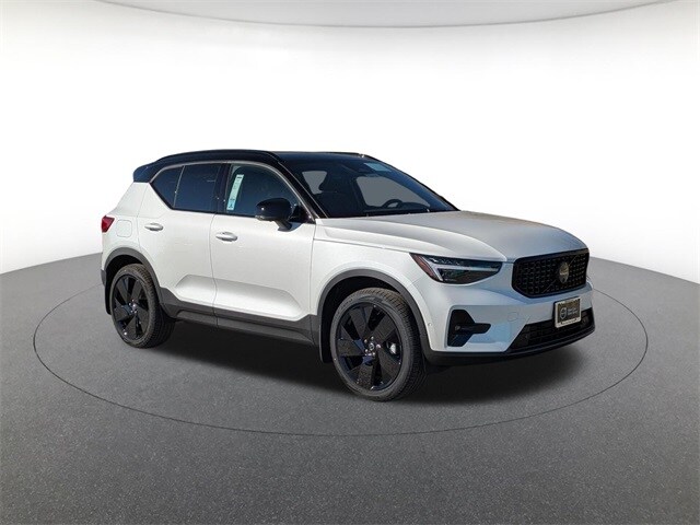 2026 Volvo XC40 photo 3