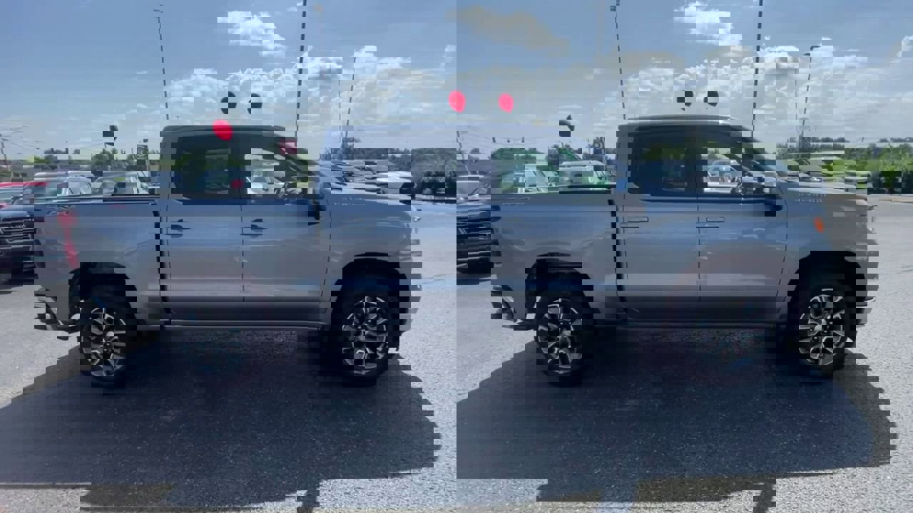 2023 Chevrolet Silverado 1500 LT photo 2