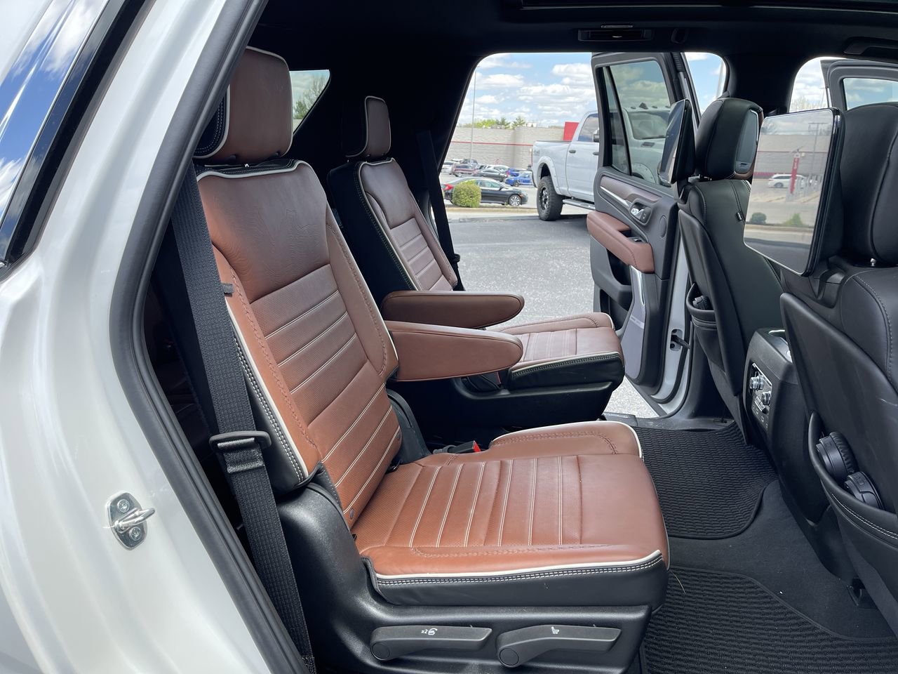 2024 GMC Yukon Denali Ultimate - Photo 28