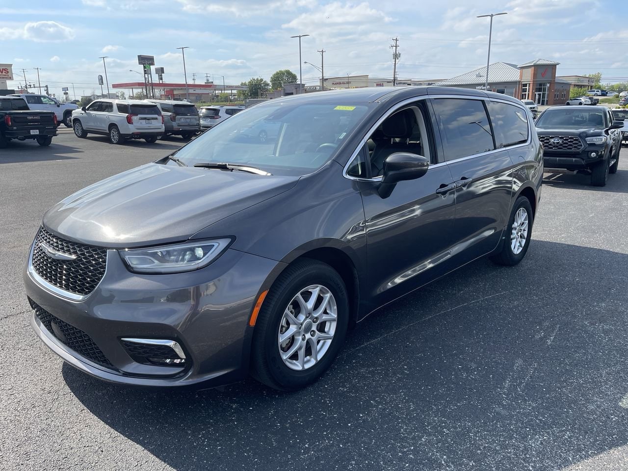 2023 Chrysler Pacifica Touring L's photo