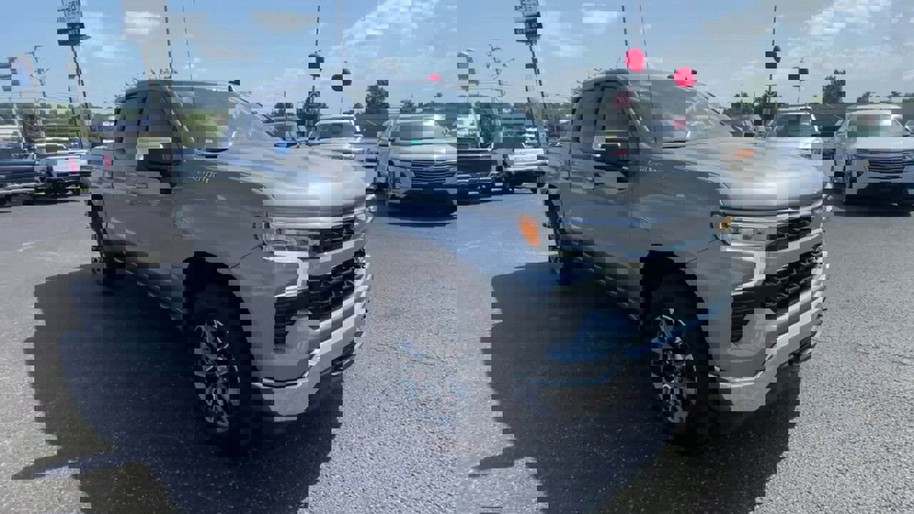 2023 Chevrolet Silverado 1500 LT photo 3