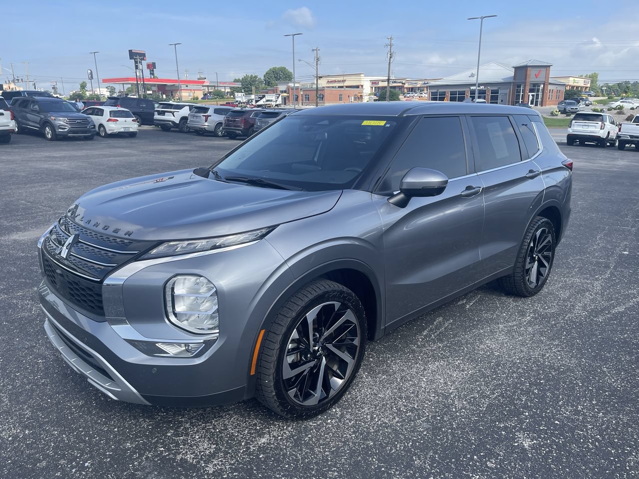 2023 Mitsubishi Outlander SE 2WD's photo