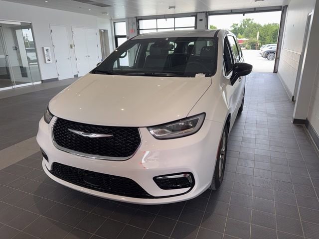 2026 Chrysler Pacifica Limited's photo
